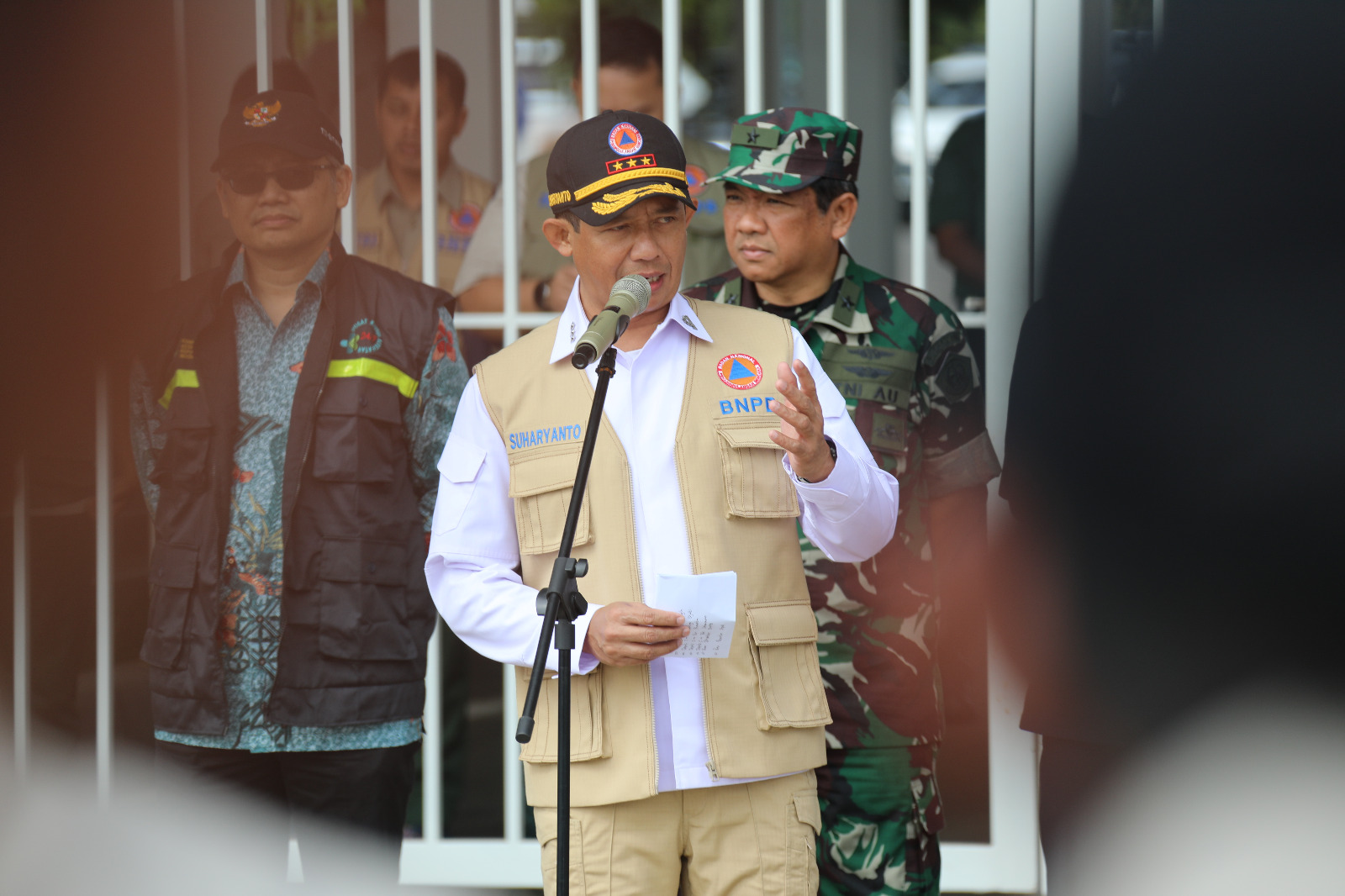 Kepala BNPB Letjen TNI Suharyanto memberikan arahan kepada tim bantuan kemanusiaan Indonesia tahap kedua yang akan menuju Turkiye di Lanud Halim Perdanakusuma, Jakarta pada Senin (13/2).